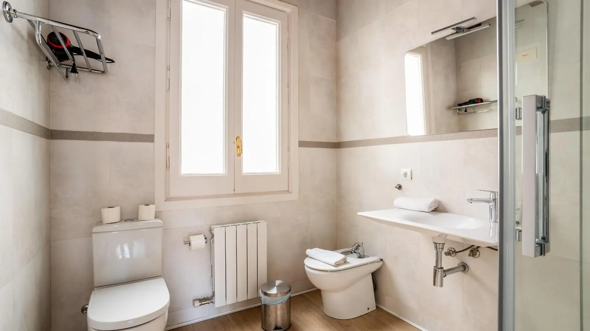 Huge And Modern 4 Bedroom Apartment Next To Paseo De Gracia Barcelona